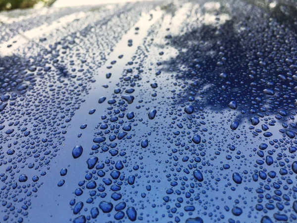 Gotas de água na pintura de carro azul. Polimento e detalhamento de carros — Fotografia de Stock