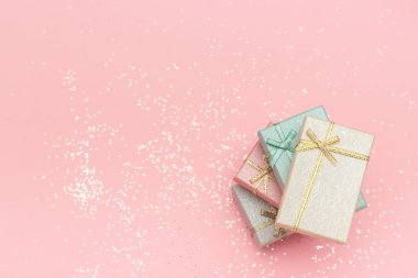Pembe arka planda pastel renklerin yığın hediye kutuları, Üstgörünüm Kopyalama alanı