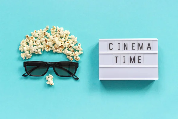 Abstraktní obrázek prohlížeče, 3D brýlí, popcornu a textu světlého pole čas kina na modrý papír. Koncept kinematografie a zábava plochý ležel složení shora dolů — Stock fotografie