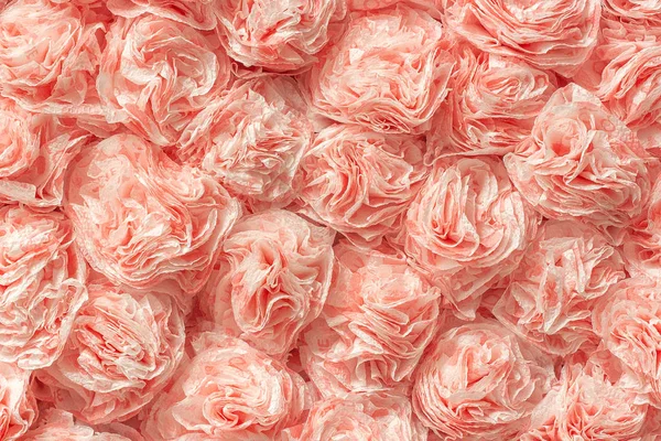 Декоративні паперові троянди з серветок як текстура фонового візерунка. Творче святкове оздоблення стін — стокове фото