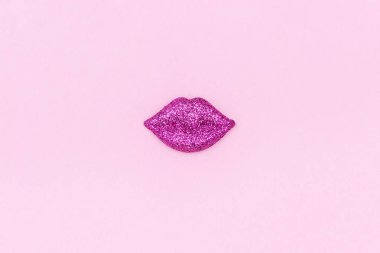 Plastik parlak dudaklar pembe arka plan üzerinde yakın çekim.