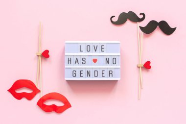 Lightbox metin aşk hiçbir cinsiyet vardır, pembe arka planda birkaç kağıt bıyık dudaklar sahne. Konsept Homocinsellik gay aşk ulusal gün karşı Homophobia veya uluslararası gay gün üst görünüm tebrik kartı