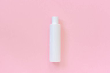 Şampuan, losyon, krem veya pembe arka plan üzerinde diğer kozmetik ürün için bir boş beyaz plastik kozmetik şişesi. Tasarımınız için Şablon veya Mock up. Alanı kopyala Üst görünüm