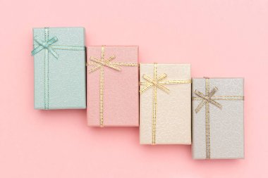 Pembe arka planda pastel renklerin hediye kutuları seti, Üstgörünüm
