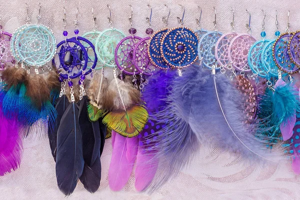 Жінки сережки Dreamcatcher з пір'ям — стокове фото