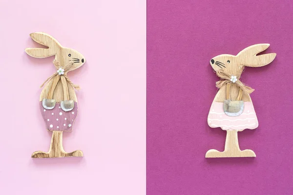 Romantický kompozici dvojice dřevěných milenců figurky na růžovém purpurovém pozadí koncept Valentýnské karty pohled na top zobrazení plochý položte prostor pro kopírování — Stock fotografie
