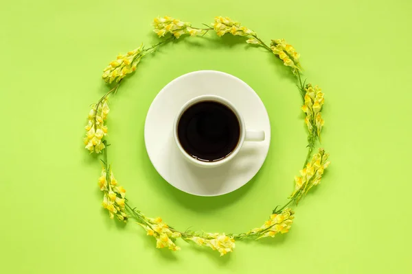 Xícara de café e armação circular amarelo flores silvestres Linaria em fundo de papel verde Flat lay Visão superior Conceito Bom dia ou Olá Primavera Modelo para cartão postal, texto ou seu projeto — Fotografia de Stock