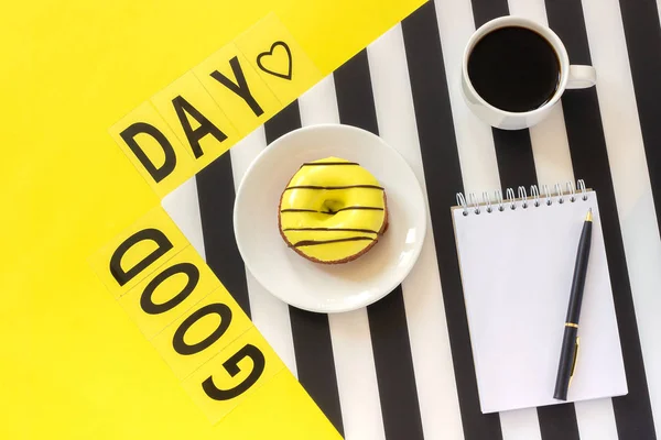 Text Guten Tag Kaffee Donut Notizblock Auf Stilvoller Schwarz Weißer — Stockfoto