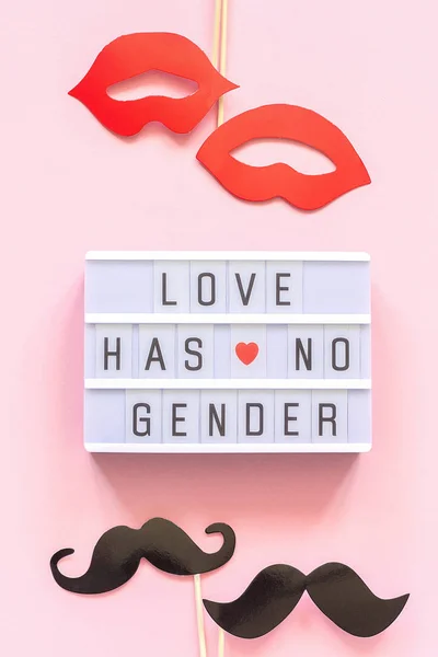 Lightbox szöveg szerelem nincs nemi, pár papír bajusz ajkak kellékek a rózsaszín háttér. Koncepció homoszexualitás meleg szerelem nemzeti ünnep ellen homofóbia vagy nemzetközi Gay Day Top nézet üdvözlőlap — Stock Fotó