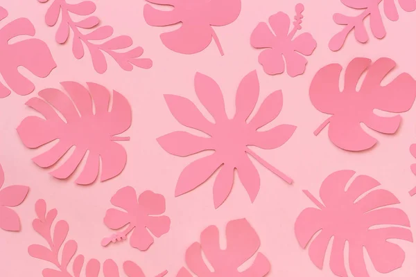 Modèle de feuilles tropicales. Feuilles tropicales de papier rose tendance sur fond rose. Couché plat, composition du haut vers le bas, art du papier créatif — Photo