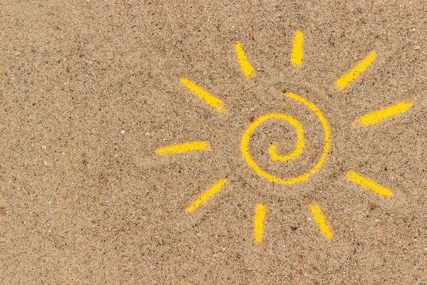 Kuma çizilmiş güneş işareti. Yaratıcı üst görünüm Kopyalama alanı