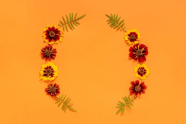 Marco amarillo de la flor roja sobre fondo naranja — Foto de Stock