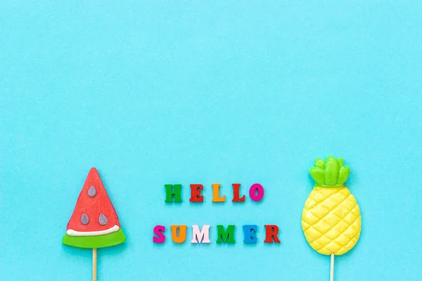 Hallo Sommer bunten Text, Ananas und Wassermelone Lutscher auf Stick auf blauem Papier Hintergrund. Konzept Urlaub oder Urlaub kreative Ansicht kopieren Raum Vorlage Grußkarte, Postkarte — Stockfoto