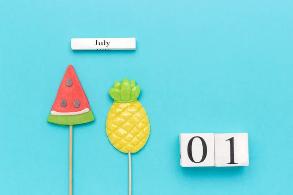 Calendario de cubos de madera 1 de julio. Frutas de verano piña, sandía sobre fondo azul. Concepto hola julio Copiar espacio Creative Vista superior Flat lay — Foto de Stock