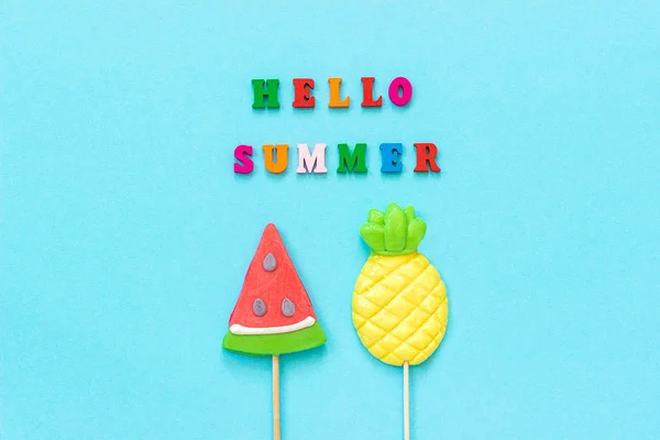 Hallo Sommer bunten Text, Ananas und Wassermelone Lutscher auf Stick auf blauem Papier Hintergrund. Konzept Urlaub oder Urlaub kreative Draufsicht Vorlage Grußkarte, Postkarte — Stockfoto