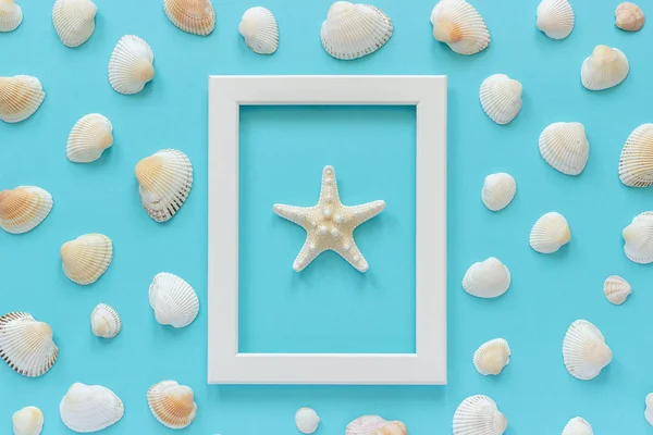 White frame with starfish on blue background and seashells. Creative Flat lay Top view Template for postcard, design Copy space for text — Stock Photo, Image