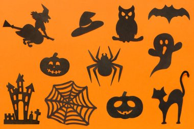 Mutlu Halloween Set siluetler turuncu arka plan üzerinde siyah kağıt tan kesilmiş.