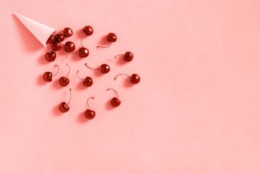 Yılın trendy mercan gölge rengi waffle dondurma koni olgun tatlı kiraz buketi 2019 Şablon kartpostal, metin veya tasarım için. Üstten düz döşeme Kopyalama alanı