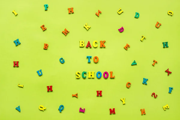 Texto Voltar à escola de letras multicoloridas, letras dispersas — Fotografia de Stock