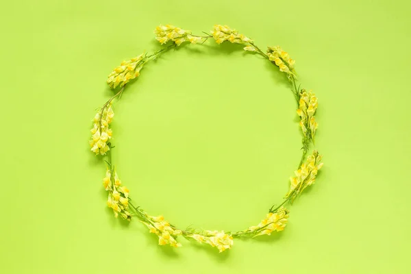 Квіткова композиція. Каркас квітковий круглий вінок з жовтих квітів Лінарія на зеленому фоні. Пласка композиція зверху вниз. Скопіювати простір Згорнути шаблон для листівки, написання тексту або вашого дизайну — стокове фото