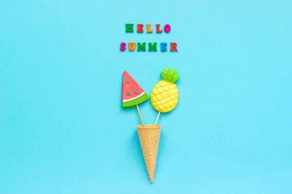 Hola texto colorido verano, piña y piruletas de sandía en helado waffle cono sobre fondo de papel azul. Concepto vacaciones o vacaciones Creative Top view Plantilla Tarjeta de felicitación, postal — Foto de Stock