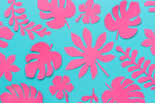 Patrón de hojas tropicales. Trendy rosa hojas tropicales de papel sobre fondo azul. Puesta plana, composición de arriba hacia abajo, arte del papel creativo — Foto de Stock