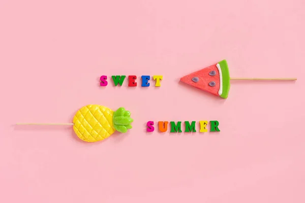 Sweet summer text, Pineapple and armelon lollipops on pink background. Летние каникулы или праздники Creative Top view Шаблоны Открытки, открытки — стоковое фото