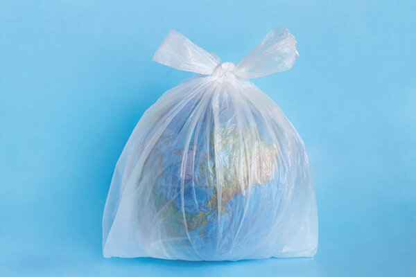 Планета Земля в полиэтиленовом пластиковом пакете
