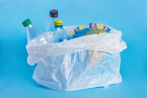 Επιγραφή Σώστε τη γη, πλαστικά μπουκάλια, αφηρημένη γη σε polye — Φωτογραφία Αρχείου