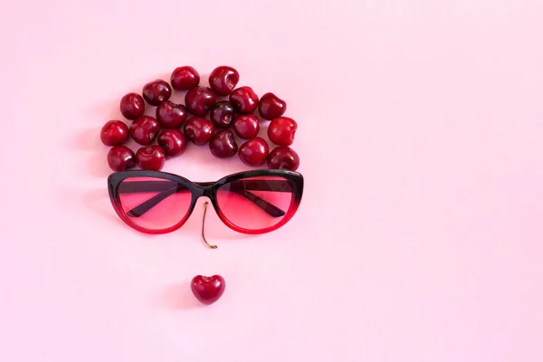 甘い桜とメガネから抽象的なイメージ若い女性。コンセプ — ストック写真