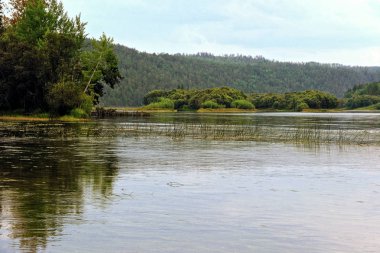 Sibirya'da nehir görüntüsü ile Manzara. 