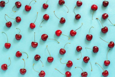 kaotik dağınık kırmızı olgun tatlı kiraz mavi arka plan, doku Üst görünüm, Düz yatıyordu
