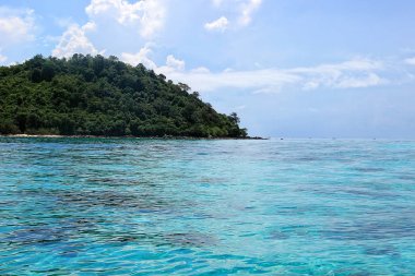 Andaman denizinde adanın güzel panoramik görünümü. Thail