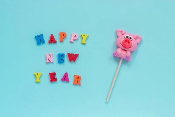 Piruleta de cerdo y texto Feliz Año Nuevo —  Fotos de Stock