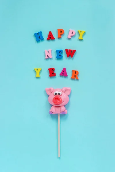 Piruleta de cerdo y texto Feliz Año Nuevo —  Fotos de Stock