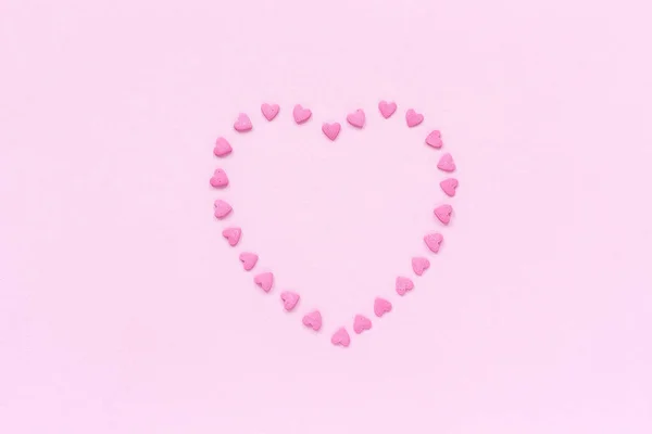 Produtos de confeitaria rosa polvilha em forma de coração no fundo rosa pastel. Concept Valentine 's card. Visão superior Copiar espaço para texto — Fotografia de Stock