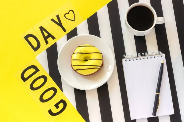 Text Bună ziua, cafea și trandafir galben pe negru elegant și alb — Fotografie, imagine de stoc