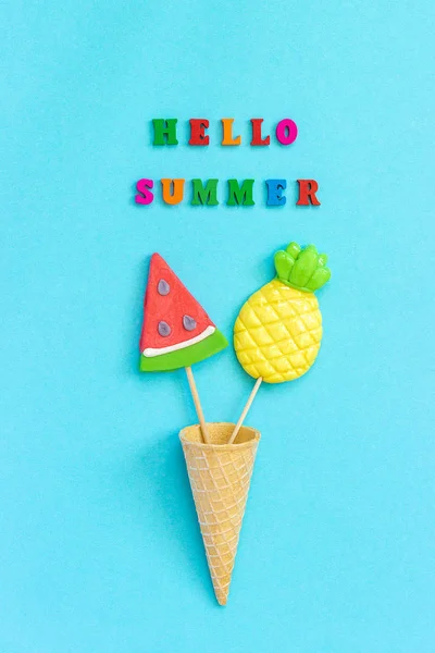 Hallo Sommer bunten Text, Ananas-und Wassermelonen-Lutscher in Eis Waffelkegel auf blauem Papier Hintergrund. Konzept Urlaub oder Urlaub kreative Draufsicht Vorlage Grußkarte, Postkarte — Stockfoto