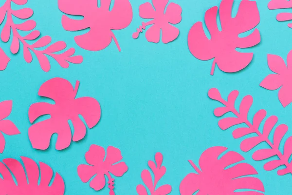 Hojas de papel tropicales rosadas de moda con espacio para copiar para su diseño o texto de letras sobre fondo azul. Puesta plana, composición de arriba hacia abajo, arte del papel creativo — Foto de Stock