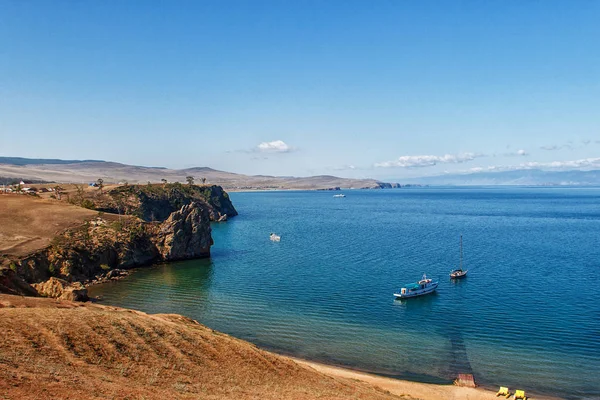 Pantai berbatu dari danau Baikal dan perahu — Stok Foto