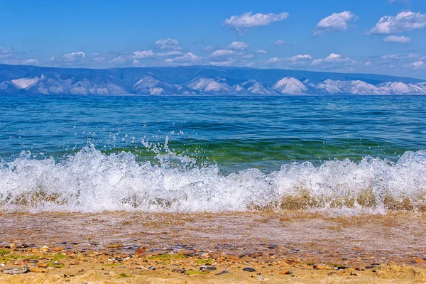 Gelombang berjalan di pantai Danau Baikal dan pegunungan di b — Stok Foto