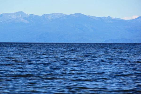 Όμορφη πανοραμική θέα για τη λίμνη Βαϊκάλη και βουνά στο Μπουργιάτ — Φωτογραφία Αρχείου