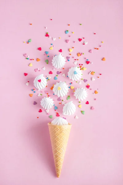 Cono de gofre y merengue retorcido blanco con decora de confitería — Foto de Stock