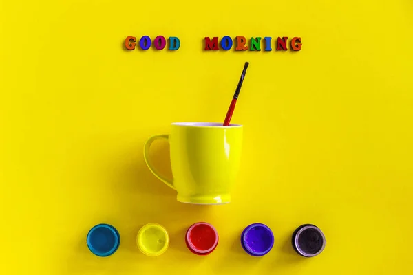 Scrisoare Bună dimineața, borcane guache și ceașcă galbenă cu paintbr — Fotografie, imagine de stoc