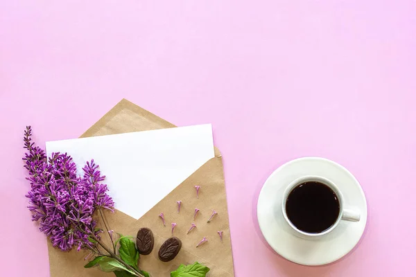 Složka lilaku na obálce plavidla s prázdnou kartou a kávou — Stock fotografie