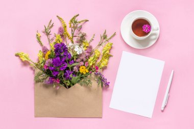 Zanaat zarf ve fincan otlar çay boş Alan renkli çiçekler