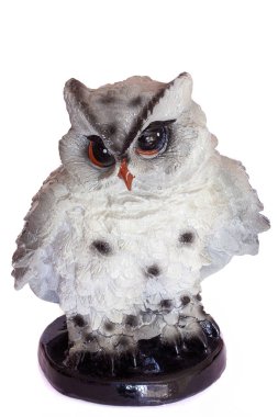 beyaz izole baykuş heykelciği