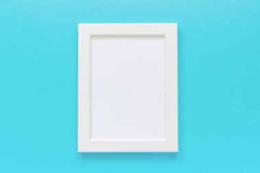 Mavi arka planda boş kart ile beyaz çerçeve. Creative Flat yatıyordu üst görünüm mockup metin için kopya alanı