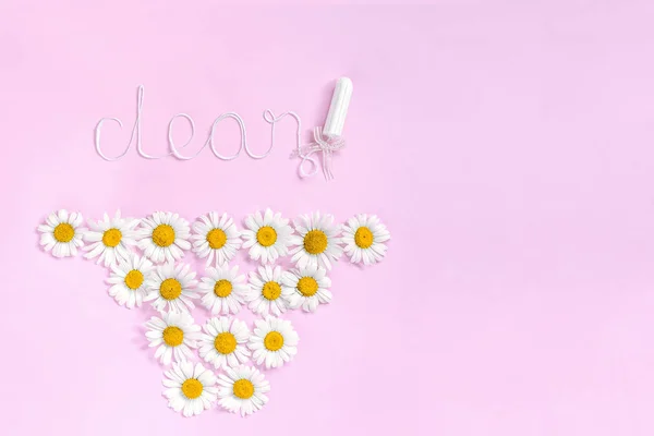 Word Czystość z białej nici higienicznych kobiet tampon i rumianki na różowym tle — Zdjęcie stockowe