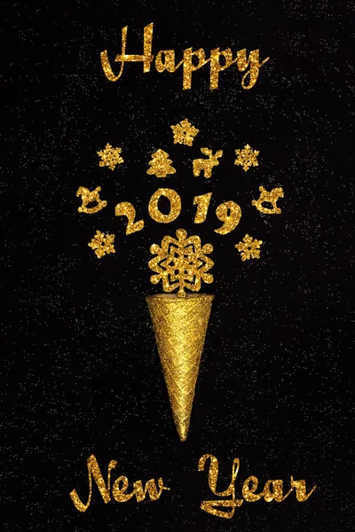 Texto feliz año nuevo Cono de gofre de oro con figuras 2019 —  Fotos de Stock